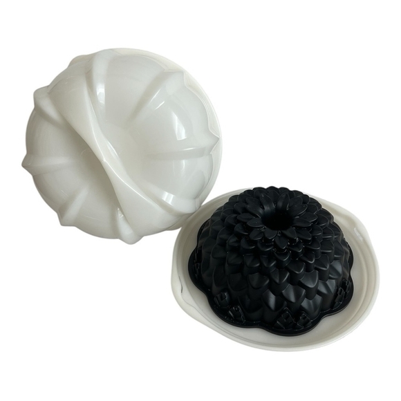 Nordic Ware Chrysanthemum  Bundt Pan Cast Aluminum Cake Mold & Cake Stand Case - Picture 3 of 6